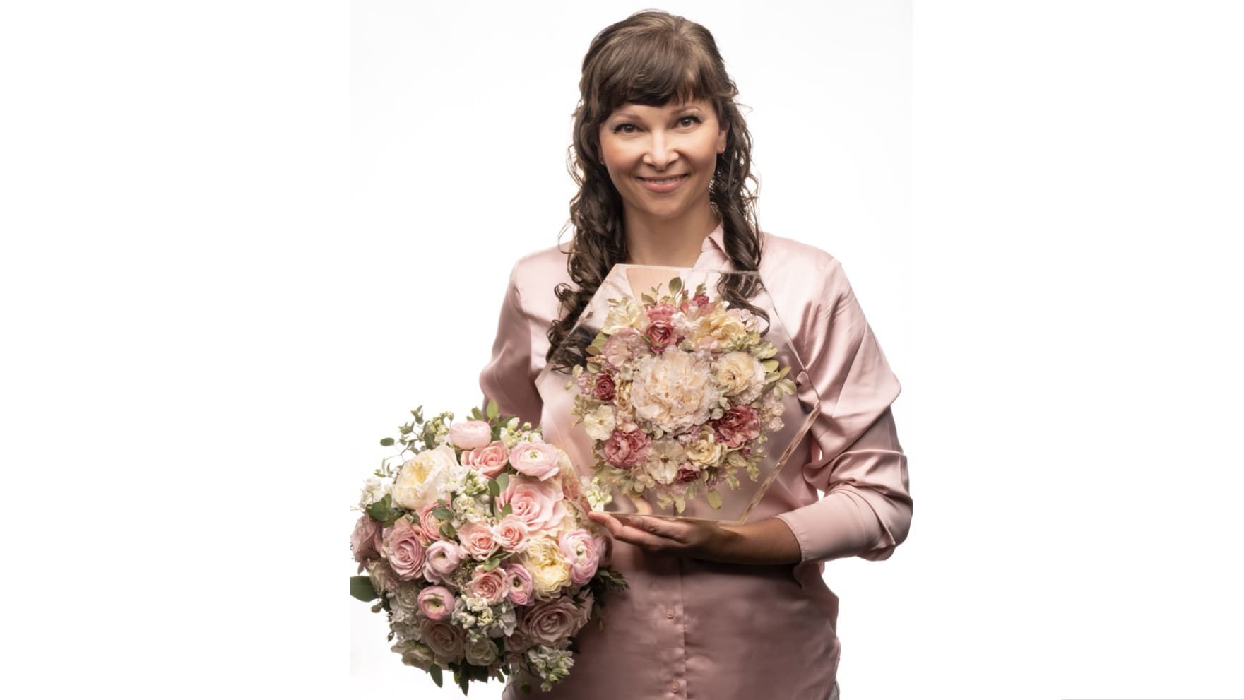 fresh-flowers-next-to-preserved-flowers