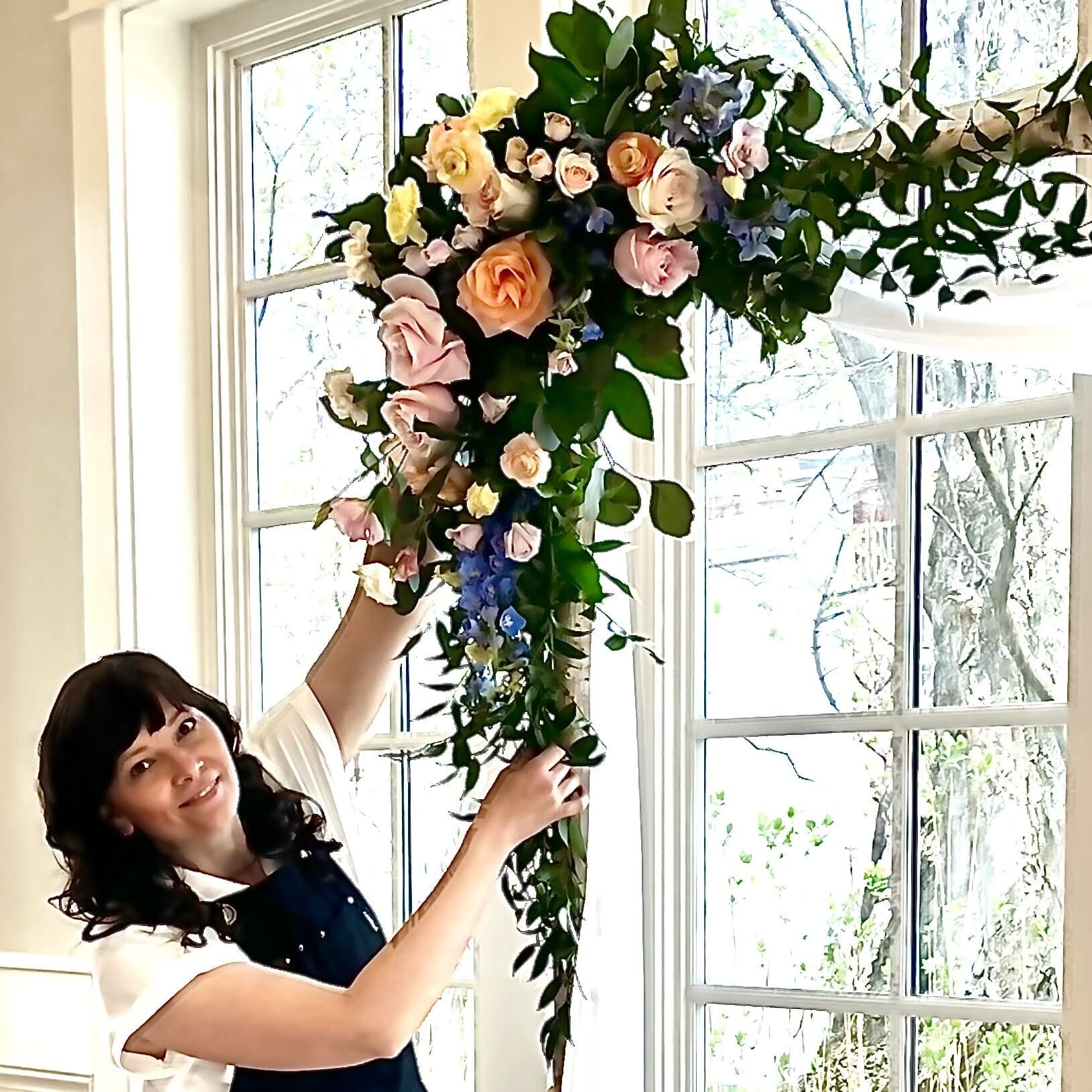 florist-adding-flowers-to-the-arch